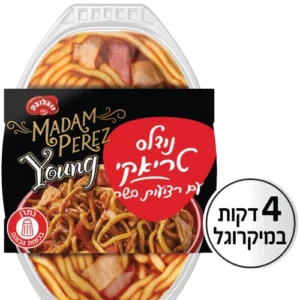 נודלס עם רצועות בשר