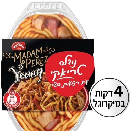 נודלס עם רצועות בשר